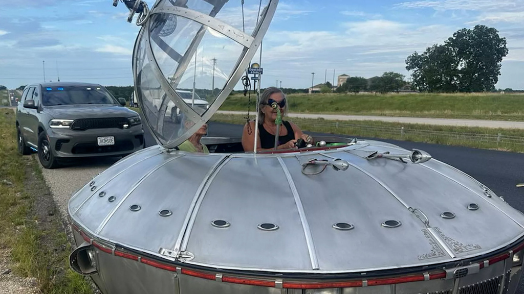 Fahrendes UFO: Polizist kontrolliert Ausserirdischen auf dem Highway