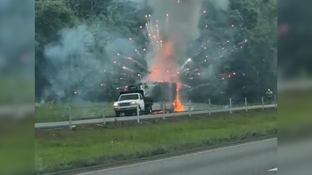 Spektakulärer Vorfall: LKW-Anhänger mit Feuerwerk explodiert auf der Autobahn