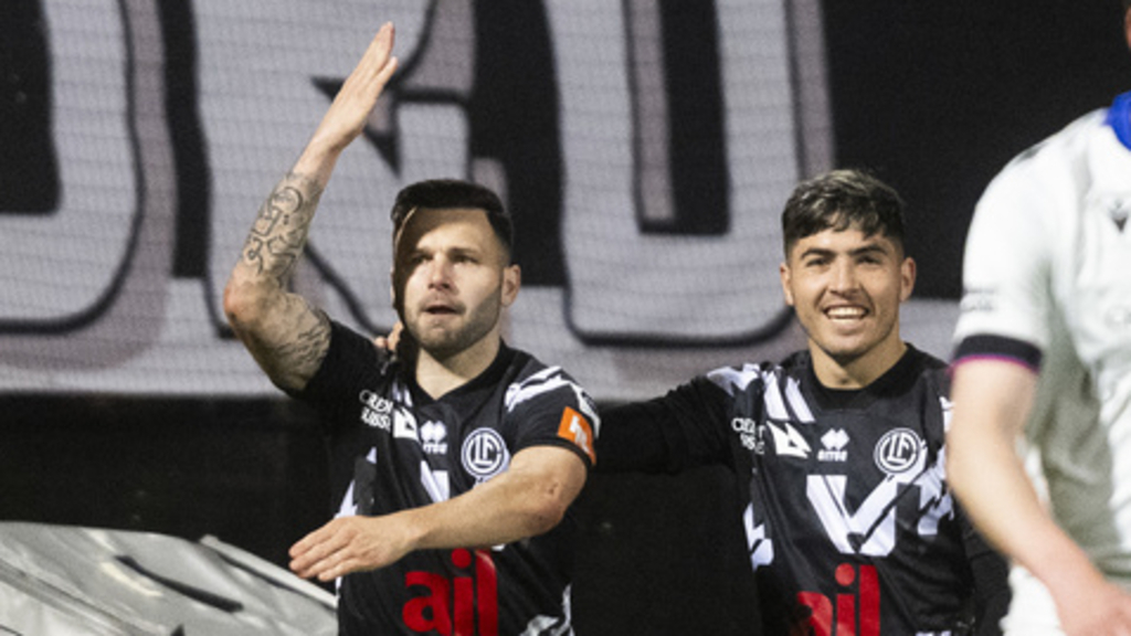 Steffen mit Degen-Geste nach Traum-Volley