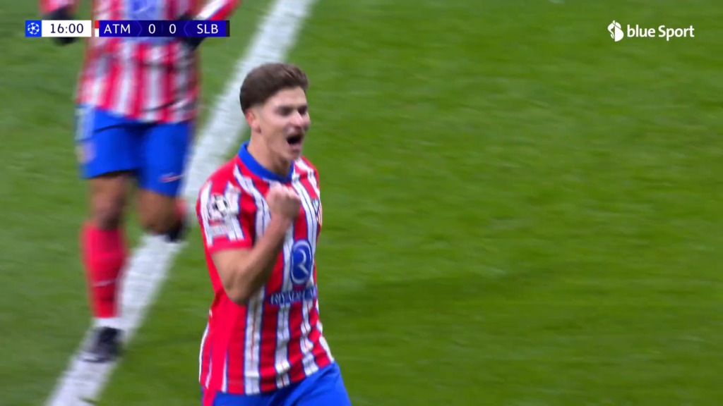 Alvarez schlenzt die Kugel herrlich ins Lattenkreuz