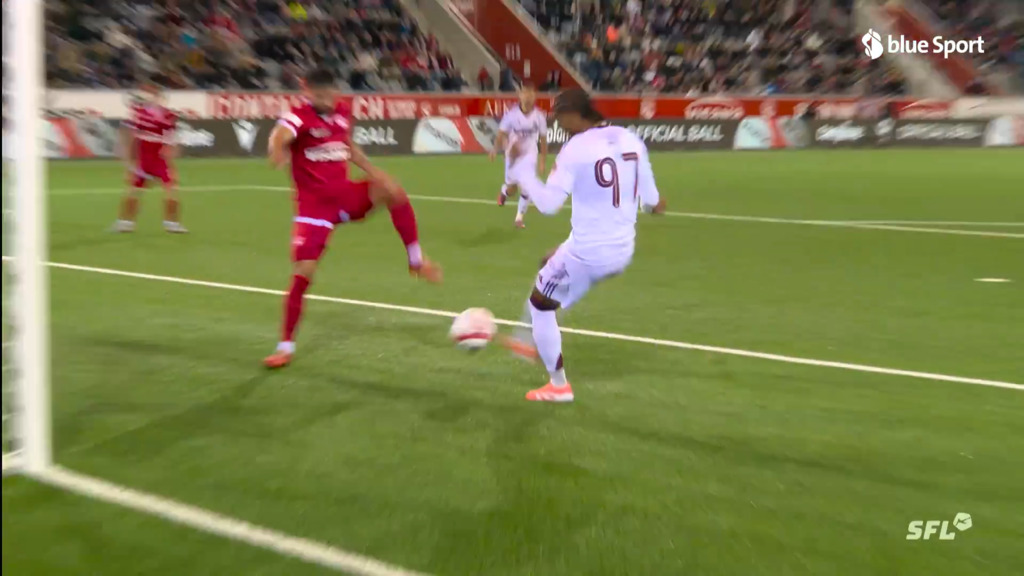 Das ist bitter: Servette-Stürmer Florian Aye trifft aus zwei Metern nur die Latte