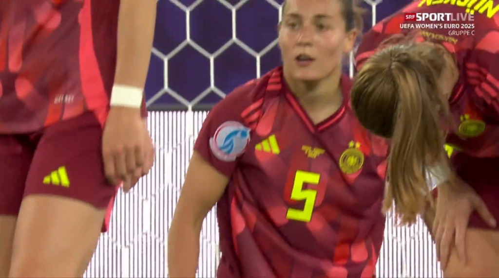 Deutschland-Verteidigerin Wamser pariert mit der Hand und sieht Rot