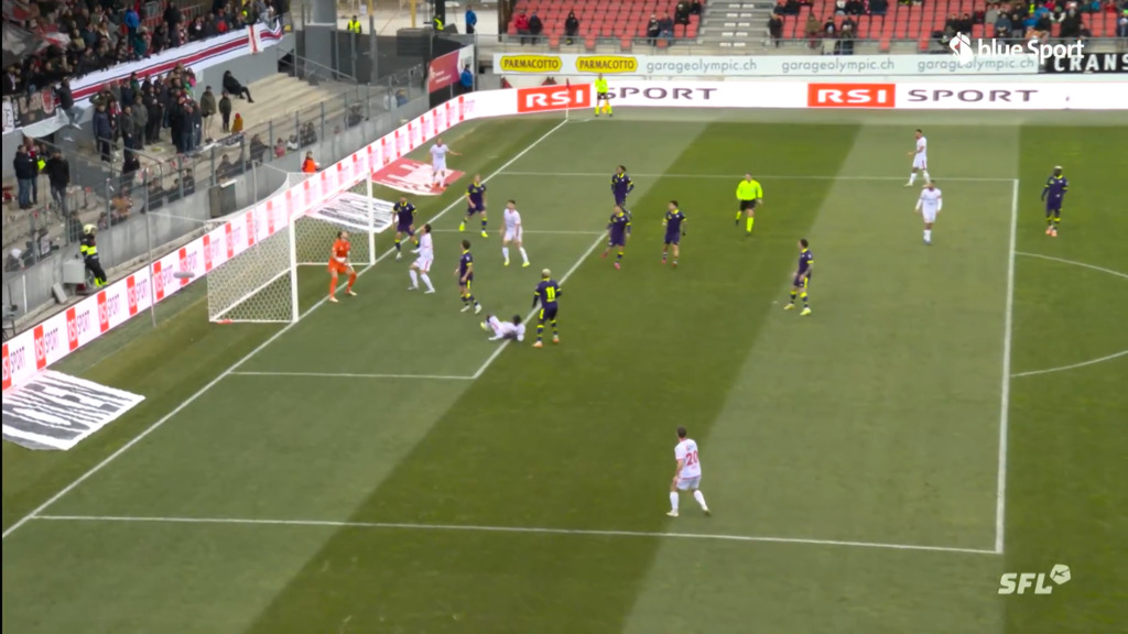 Sion-Joker Lukembila köpft an die Latte