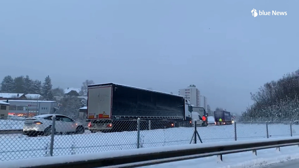 La neige a créé le chaos sur les routes romandes !