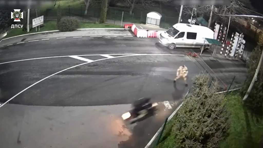 Ucraino tenta di fuggire in Romania a bordo della sua moto