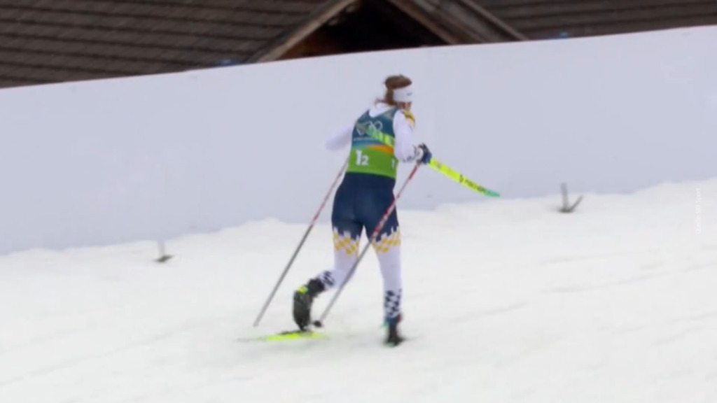 Ebba Andersson stürzt und muss mit einem Ski weiterlaufen