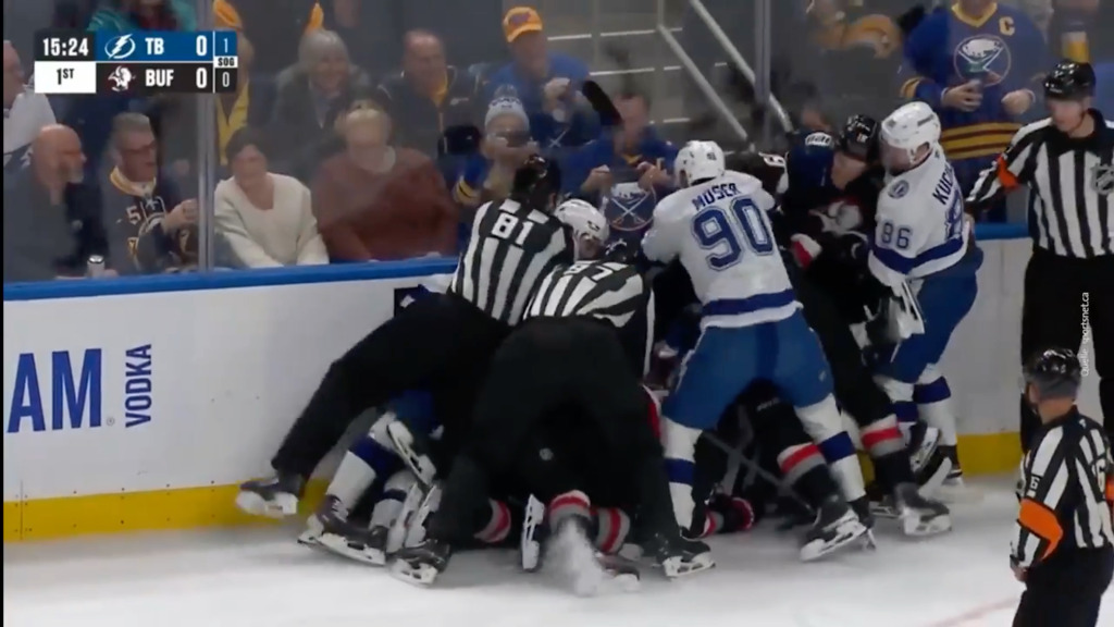 Zwischen Buffalo und Tampa fliegen die Fäuste – Moser mittendrin