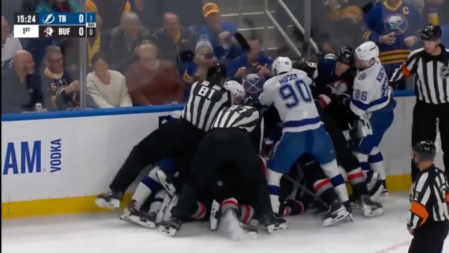 Zwischen Buffalo und Tampa fliegen die Fäuste – Moser mittendrin