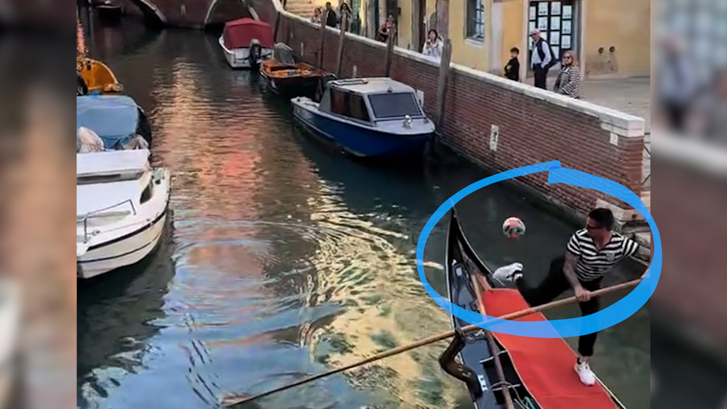 Nur in Venedig möglich: Gondoliere rettet Fussball mit Hackentrick, während er steuert