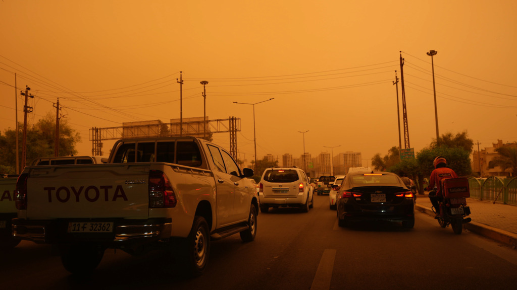 Scenari quasi spettrali a Baghdad a causa di una violenta tempesta di sabbia