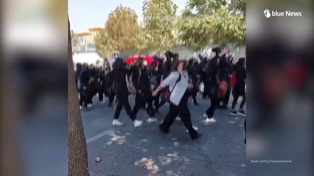 Proteste im Iran: Schülerinnen gehen auf die Strasse