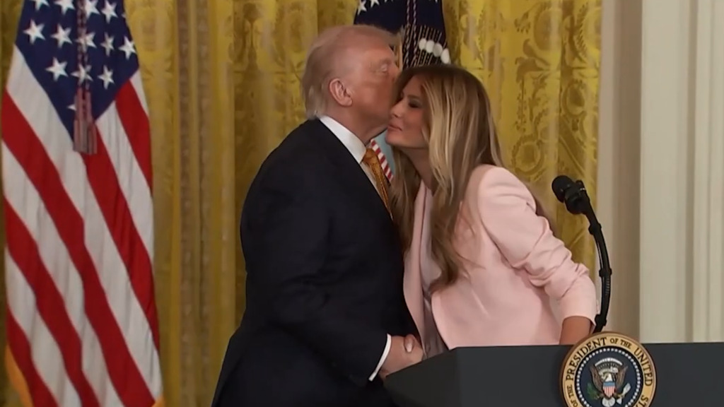 Melania lobt Trump - seine Reaktion sorgt für Gelächter