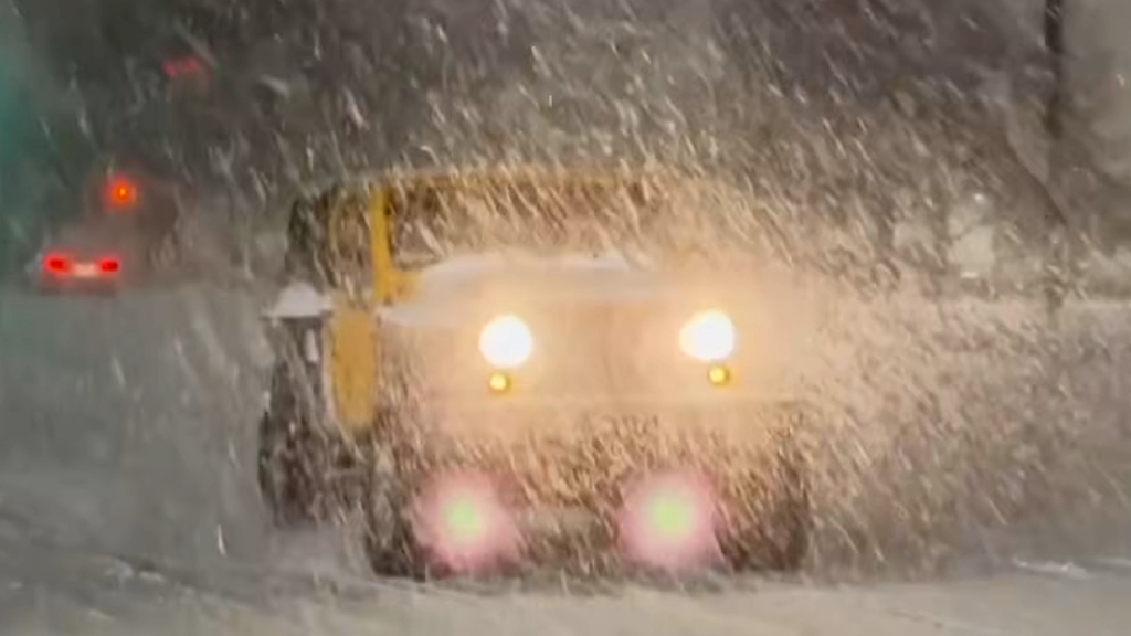 Mehrere Tote, Flugchaos und Stromausfälle: Wintersturm trifft USA hart – das sind die heftigsten Bilder