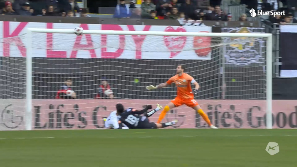 9. Minute: Mahou scheitert an der Latte