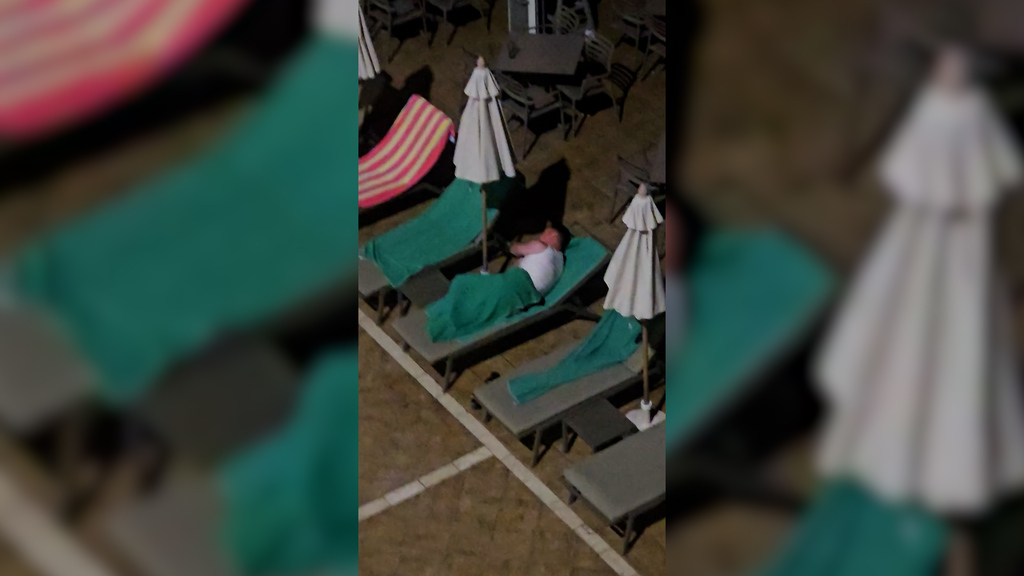 Ferien-Wahnsinn in Teneriffa: Im Kampf um Liegestühle übernachten Touristen am Pool