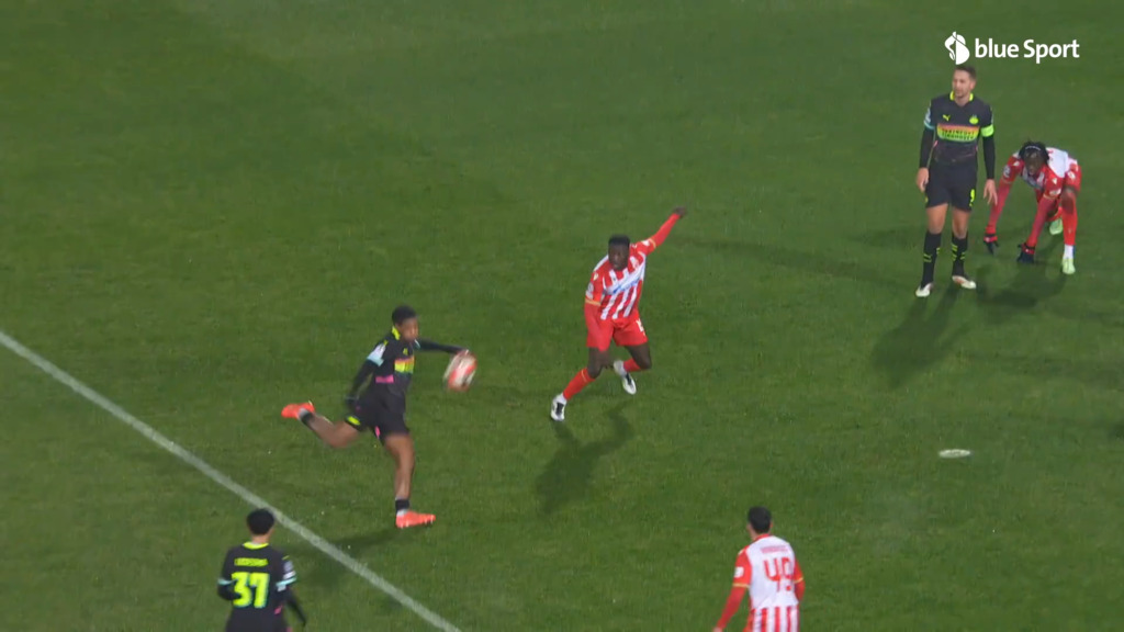 PSV-Verteidiger haut die Kugel per Volley ins Lattenkreuz