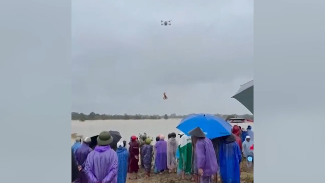 Spektakuläre Rettung aus der Luft – Agrardrohne zieht Mann aus reissendem Fluss in Vietnam