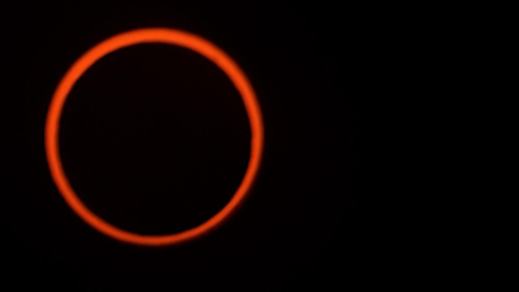 Sonnenfinsternis // Mond und Sonne bilden Feuerring