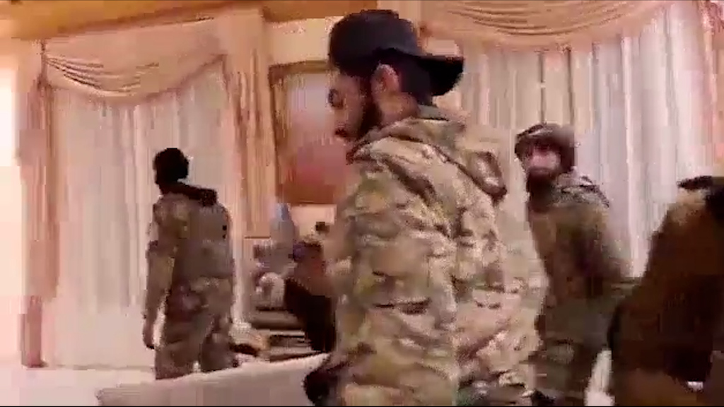 Rebellen zeigen Assads gestürmtes Anwesen