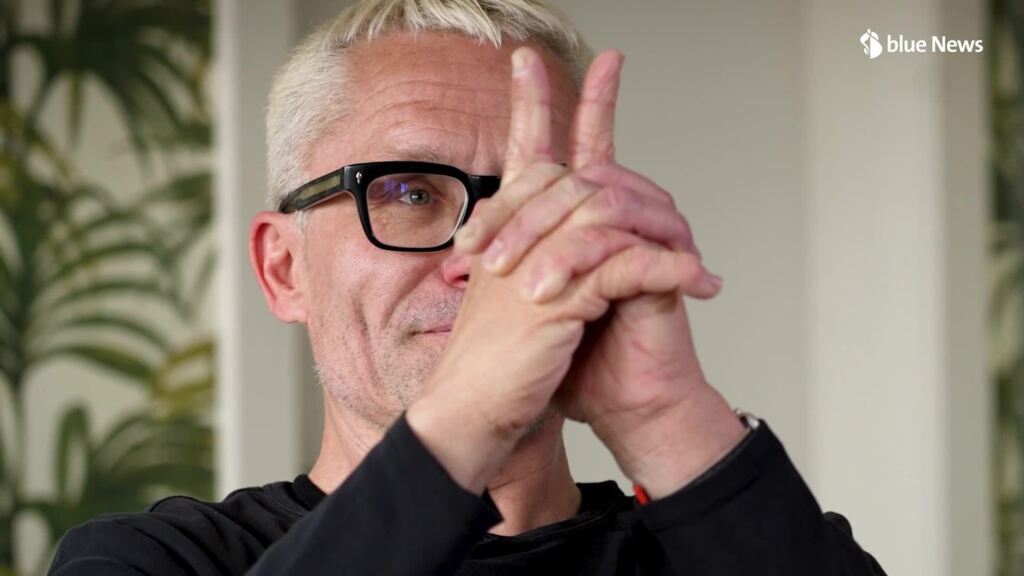 Mentalmagier Severino Negri hypnotisiert blue News-Redaktor