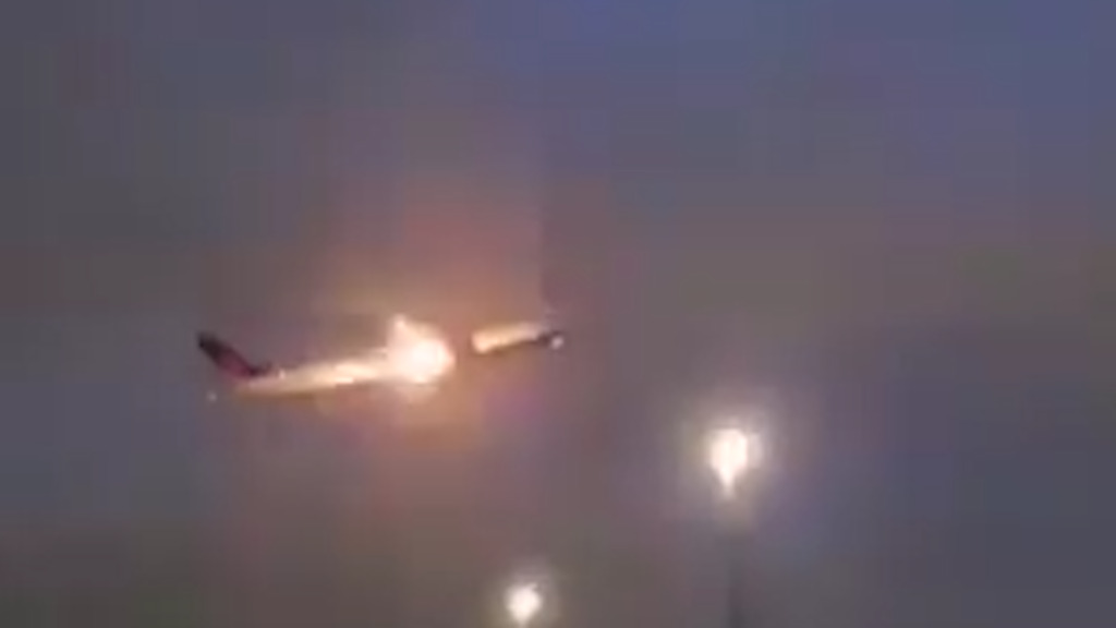 Schreckmoment für Passagiere: Darum schossen Flammen aus dem Triebwerk der Air Canada