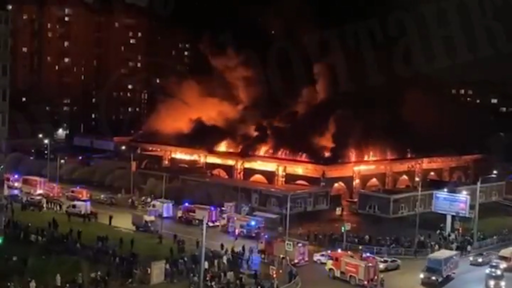 Feuerinferno in Sankt Petersburg – Mega-Markt in Flammen – Explosionen, ein Toter, zwei Verletzte