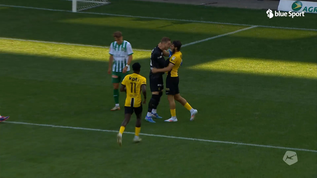 81. Minute: Von Ballmoos knöpft sich Mitspieler Hadjam vor