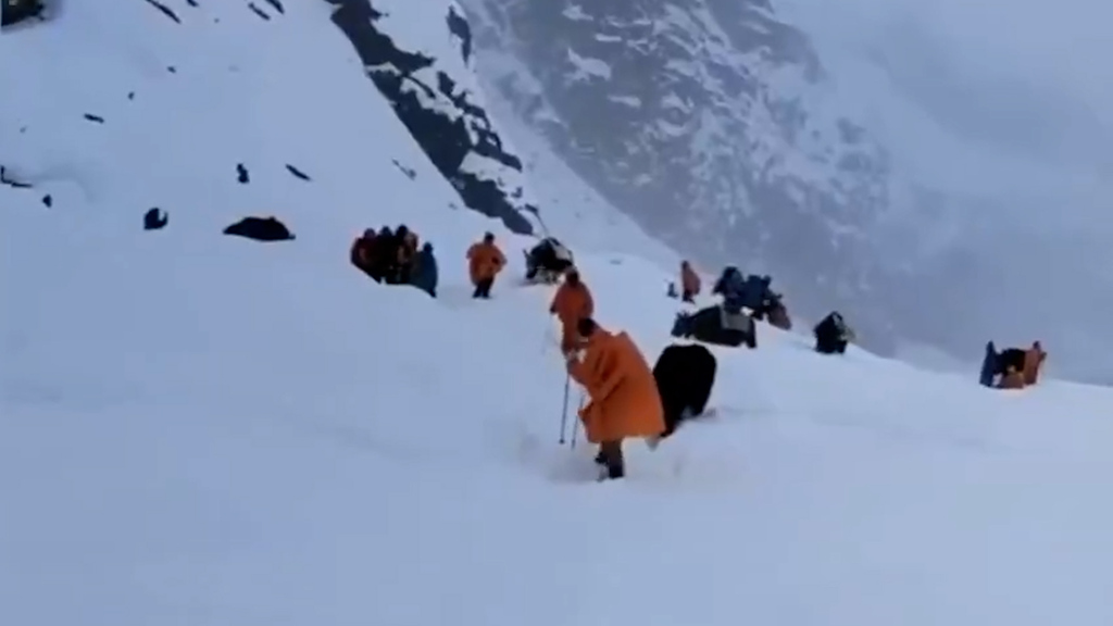 Hunderte Menschen eingeschlossen: Jetzt zeigt ein Video die dramatischen Schnee-Szenen am Mount Everest