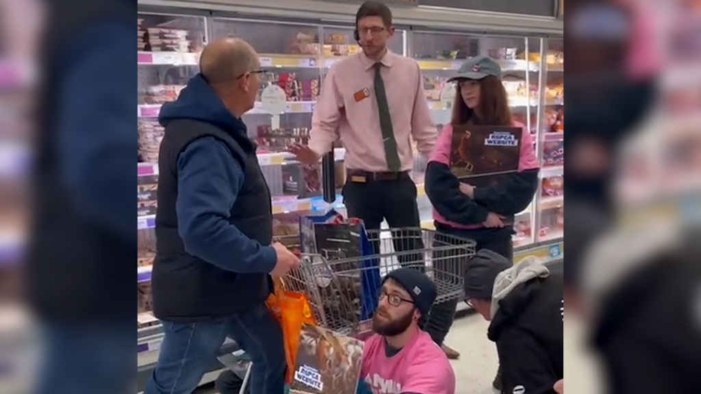 Ärger im Supermarkt: Aktivisten blockieren Fleischabteilung und Kundschaft wehrt sich