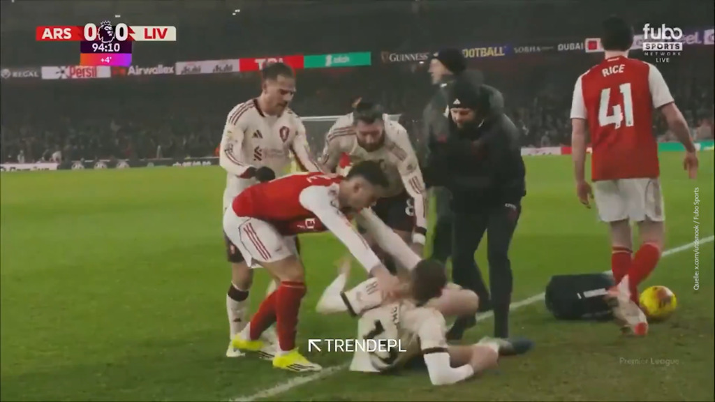 Hier schubst Martinelli den verletzten Bradley vom Feld