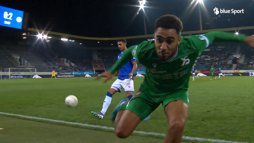 Hier crasht Yverdons Mauro Rodrigues gleich in die Kamera