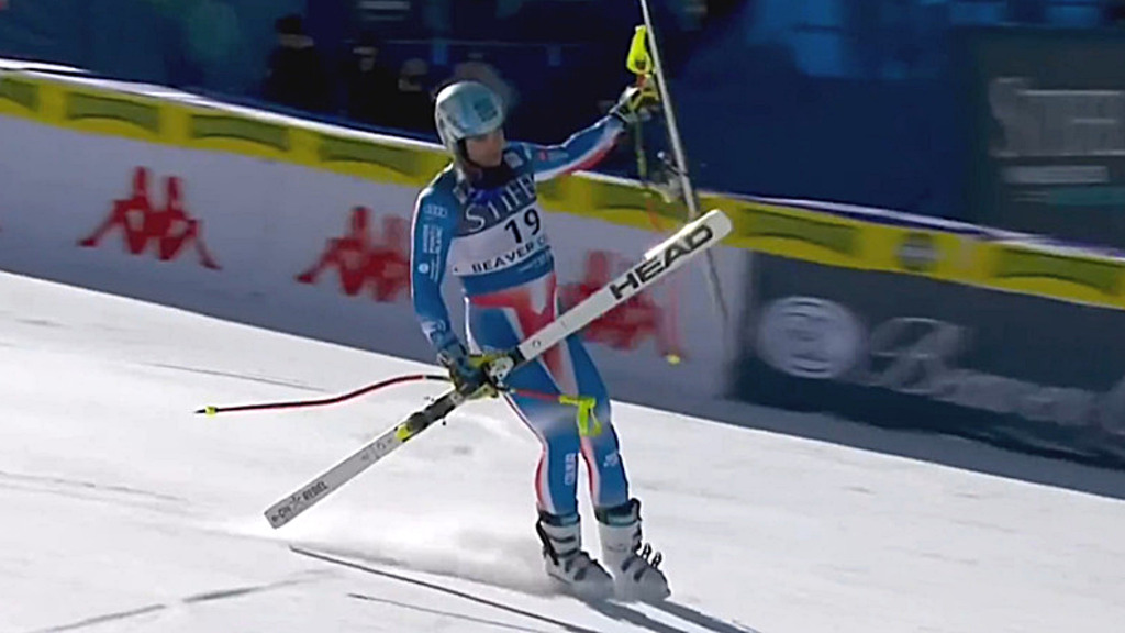 Matthieu Bailet stürzt und fährt auf Skischuhen ins Ziel