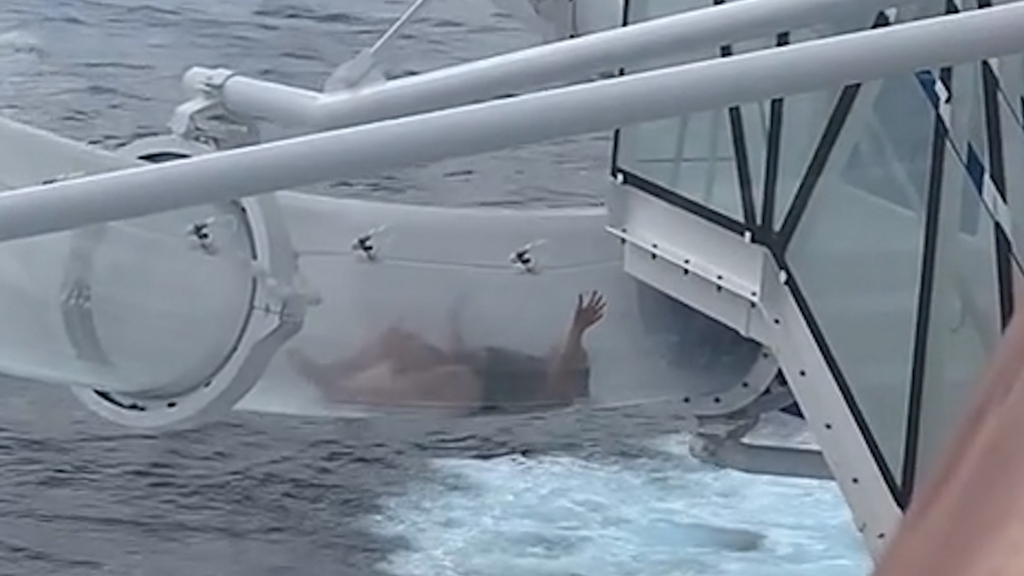 Pannen-Video geht viral: Diese Frau bleibt 30 Meter über See in der Wasserrutsche stecken