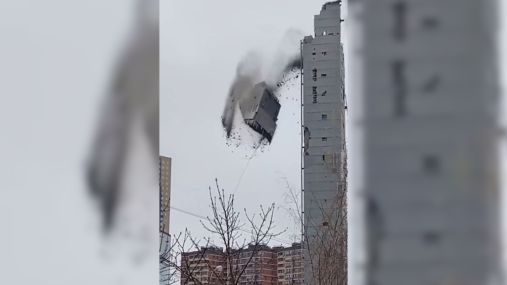 Mindestens zwei Personen verletzt: Gebäudeteil stürzt unkontrolliert ein – Video zeigt Schockmoment