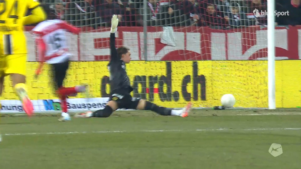 37. Minute: YB-Goalie Keller pariert mirakulös gegen Winterthurs Gomis