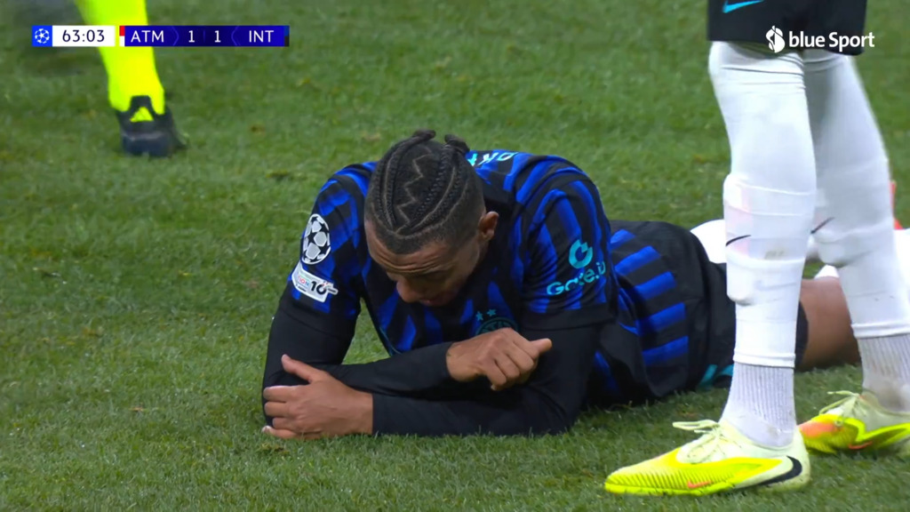 Akanji kriegt den Ball mit voller Wucht an den Kopf