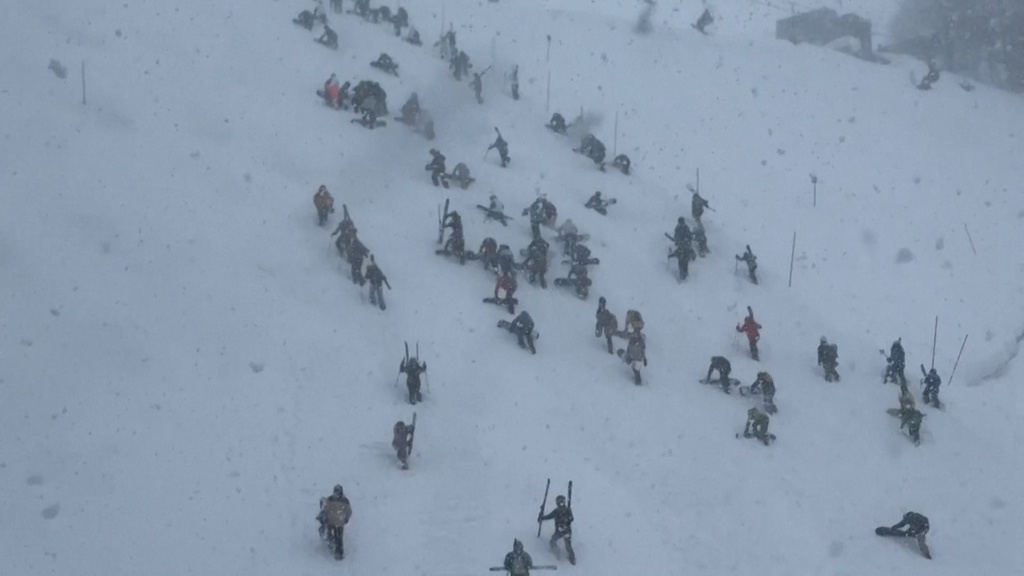 Schneechaos in Japan: Deshalb klettern diese Skifahrer mühsam die Piste hoch