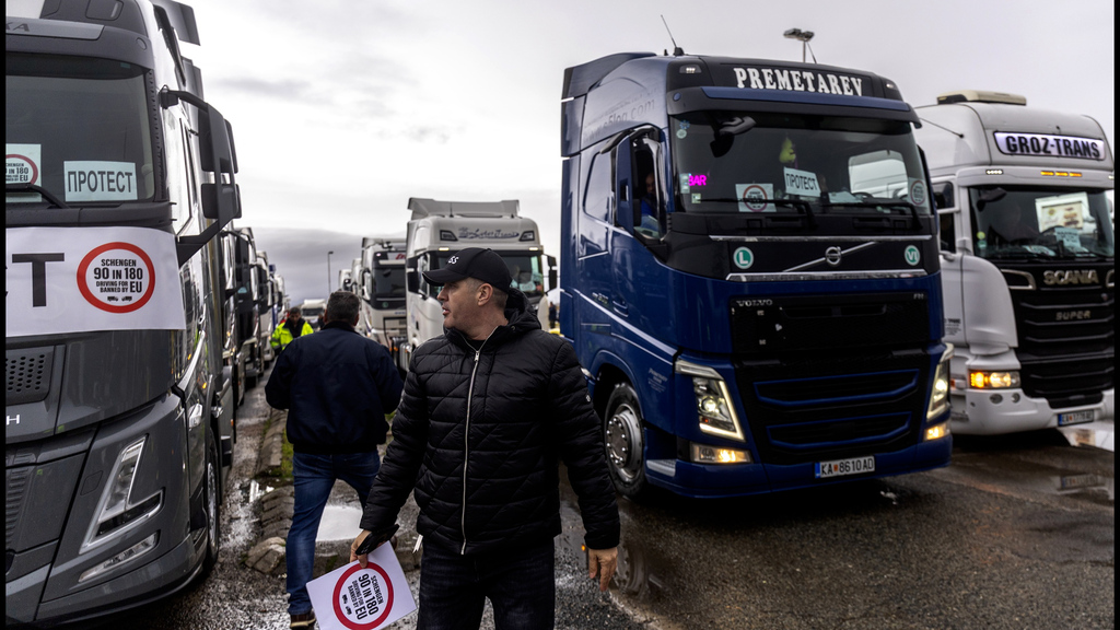 Protest gegen Aufenthaltsregelung der EU: LKW-Fahrer aus dem Balkan blockieren Grenzübergänge