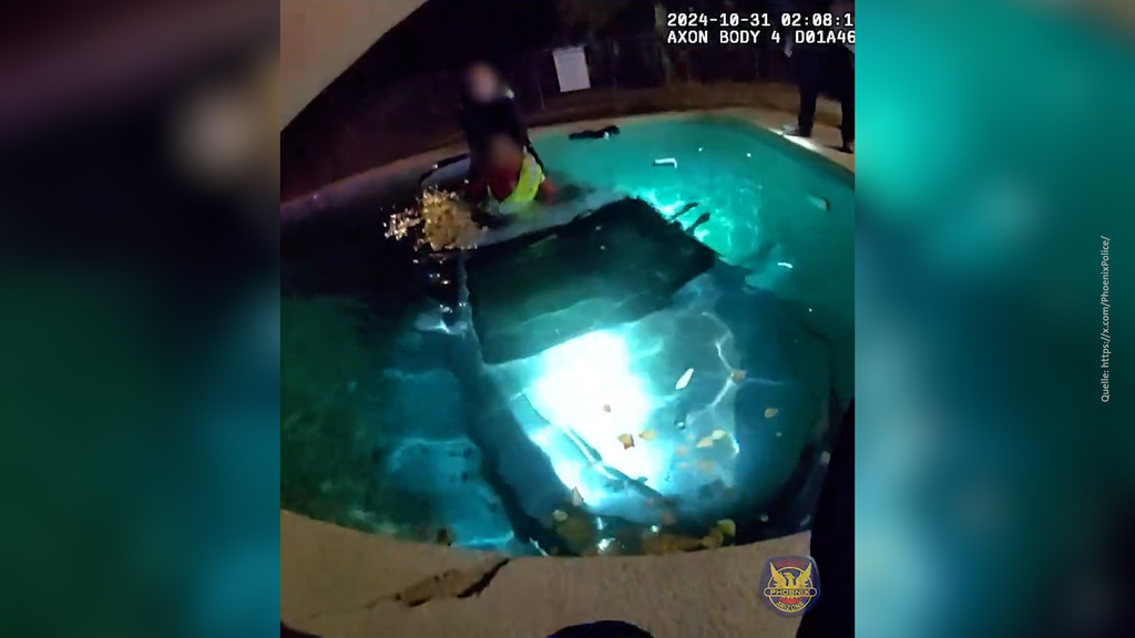 Auto landet in Pool: Polizei rettet Mann aus versenktem Auto