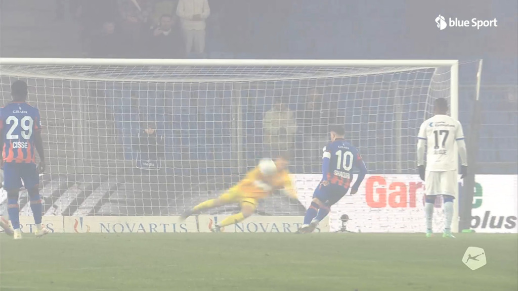 4. Minute: Shaqiri trifft per Panenka-Elfer zum 1:1 