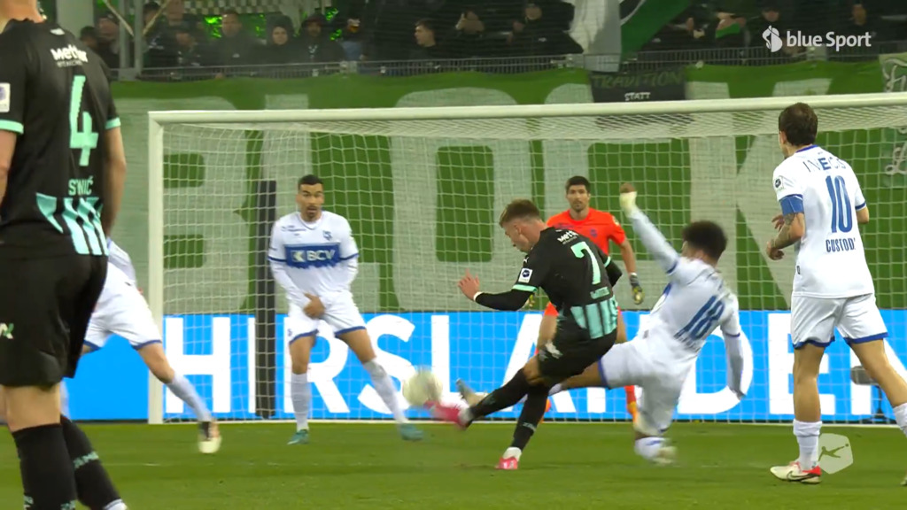 68. Minute: Witzig zimmert das Leder an den Querbalken