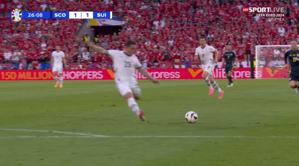 Xherdan Shaqiri hämmert den Ball wunderbar in der Winkel