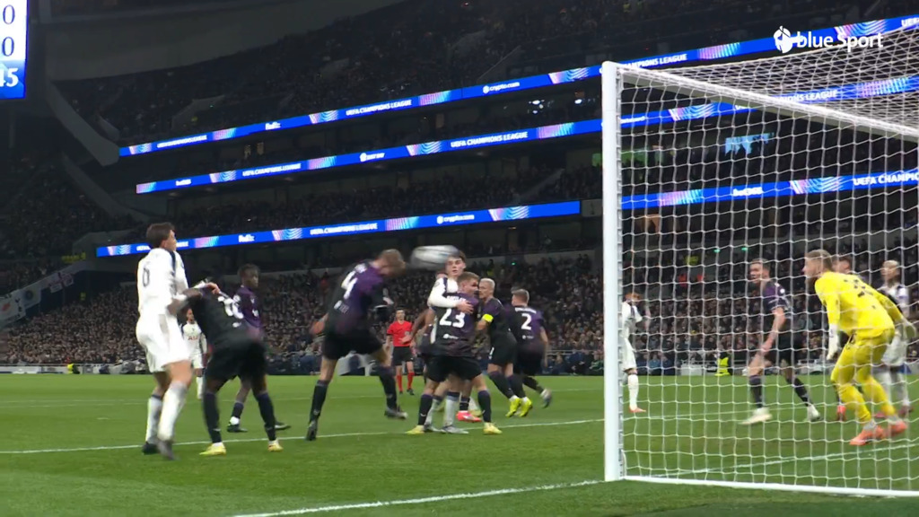 Slapstick-Eigentor bringt Tottenham in Führung