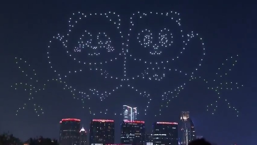 Über 1000 Drohnen: Darum fliegen bunte Pandabären am Hongkonger Himmel