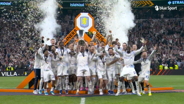 Hier stemmen die Aston-Villa-Stars den Pokal in die Höhe