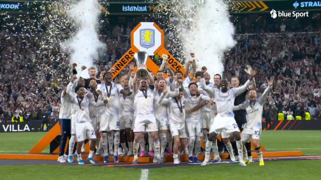 Hier stemmen die Aston-Villa-Stars den Pokal in die Höhe