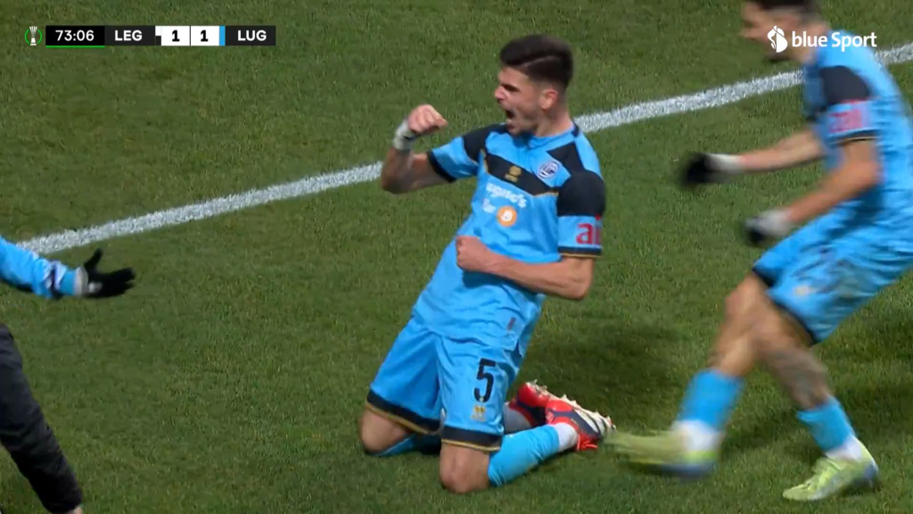 Albian Hajdari staubt vor dem Tor zur Führung ab