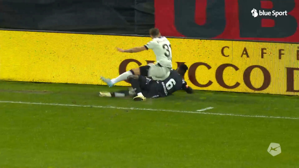 Dominik Schmid kracht in die Werbebande