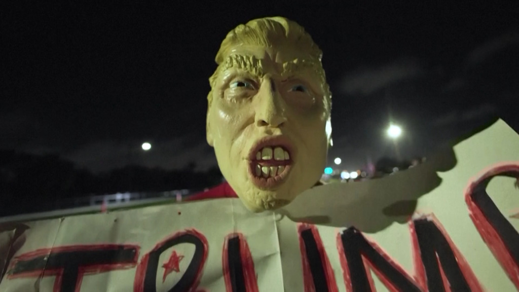 «Es wird sich heute Abend auszahlen»: Trump-Anhänger feiern in der Nähe von Mar-a-Lago