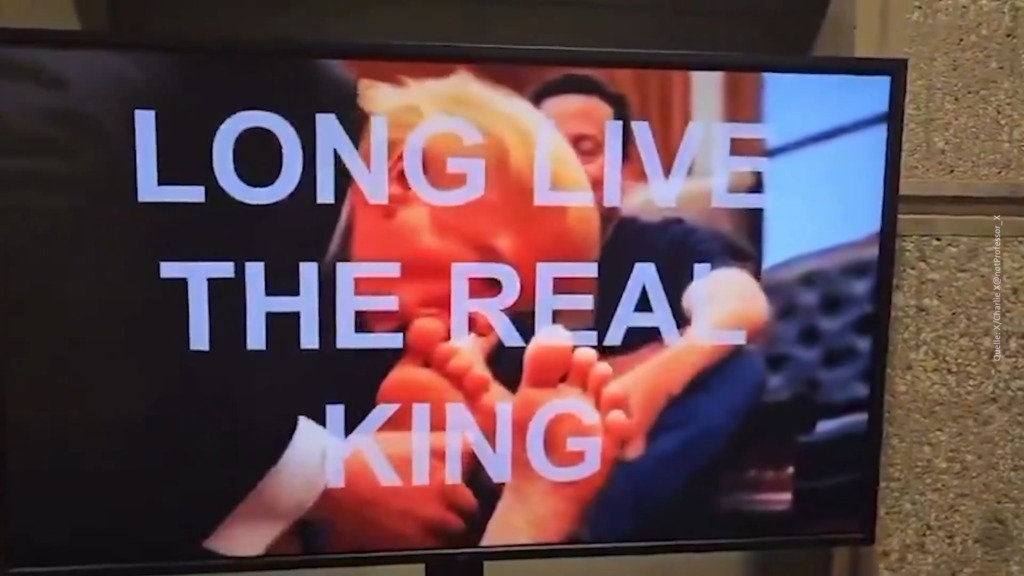 Hacker-Aktion: Trump lutscht in Fake-Video Musks Zehen